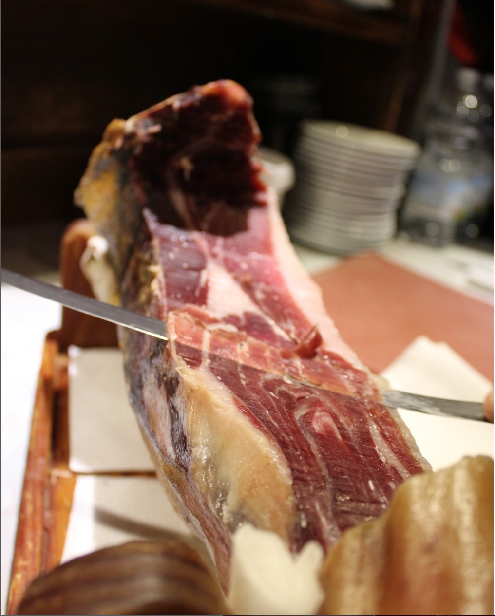 CORTANDO JAMÓN CON CUCHILLO LARGO