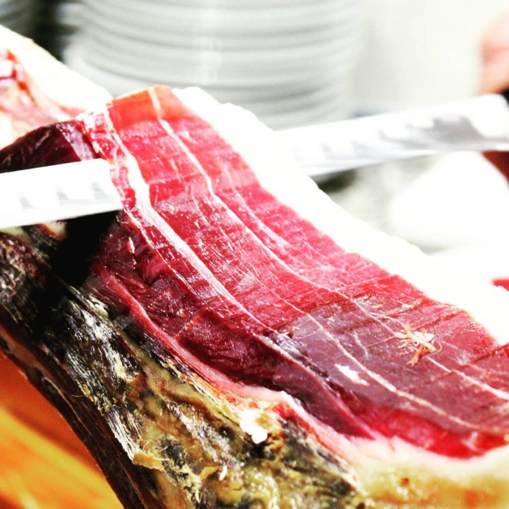 JAMÓN EN UN POCO DE PAN CORTADO