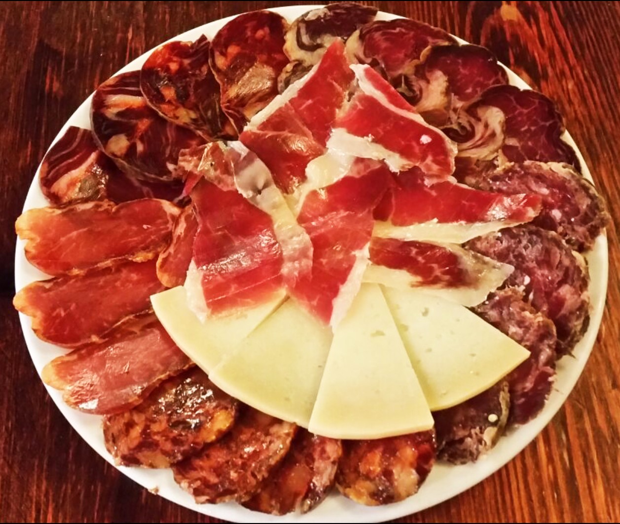 PLATO DE JAMÓN QUESO Y CHORIZO MUY LLENO